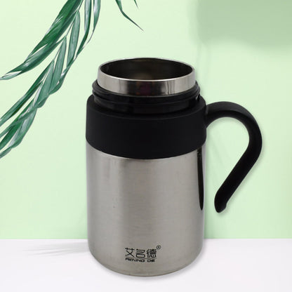 Person holding the Bottlart vacuum insulated mug with its ergonomic handle.