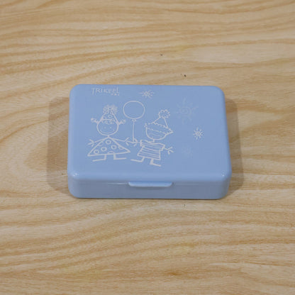 Informative size guide for the portable 6 compartment pill box.