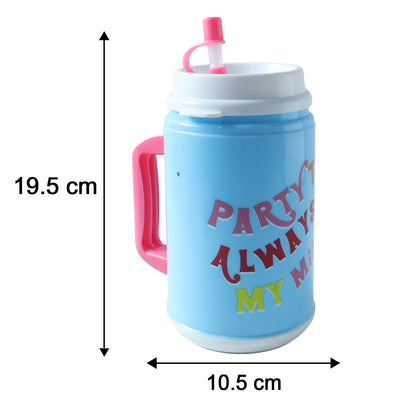 Size comparison of the 709 ml insulated mug, perfect for daily hydration.