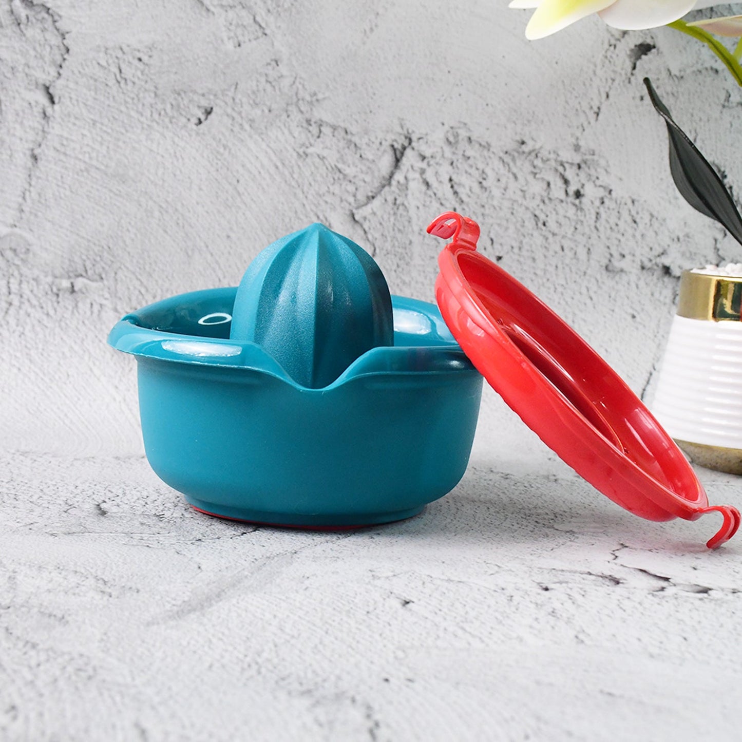 Side profile of compact manual citrus juicer designed for easy handling