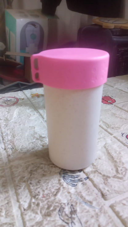 Detail of the leak-proof lid on the portable coffee mug, ensuring no spills on the go.